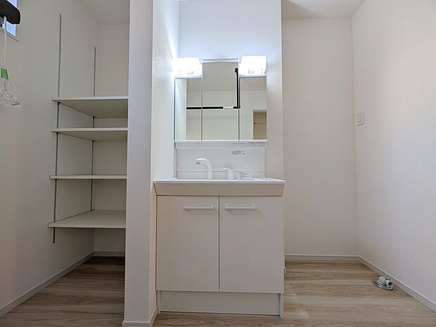 たっぷりの収納を設けたシャワー付洗面台で快適な暮らし。