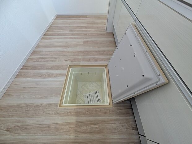 床下収納や食品庫に利用可能。まとめ買い派にうれしい床下収納。