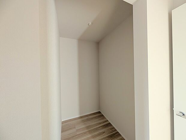 季節物の衣類もスッキリ収納できる、ウォークインクローゼット。