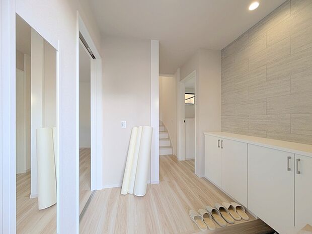 誰も住んだことのない家の玄関スペース。あたらしい木のにおいを感じていただけると思います。