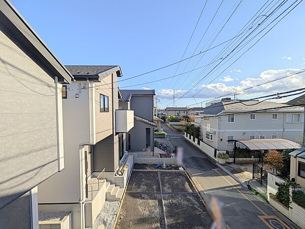 住宅街の中の一戸建て、あたりはほとんど住宅です。