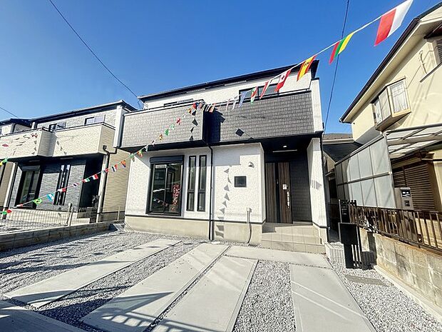 ポーチのついた新築分譲物件。玄関の印象はいかがでしょうか？入口からご覧ください。 