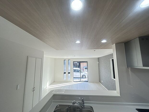 カウンターからはリビングが広く見渡せ、ご家族とのコミュニケーションも弾みます。 