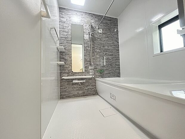 広々1坪タイプのゆったり浴室ユニット。是非、足を伸ばして入って欲しい。疲れの取れ方が違うかも。防カビ・抗菌素材なのもうれしい。 