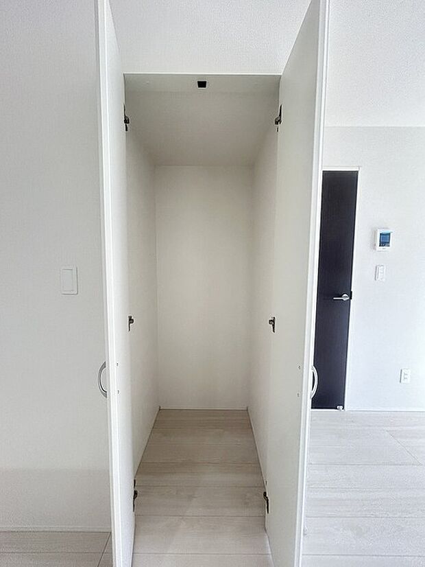 キッチンの脇に、この収納があるだけで、キッチン動線が変わりますね。 