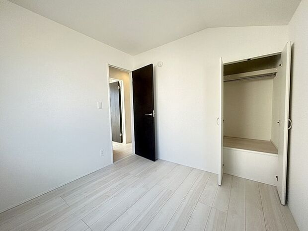 今からここを誰のお部屋にしようか、そんな洋室。 