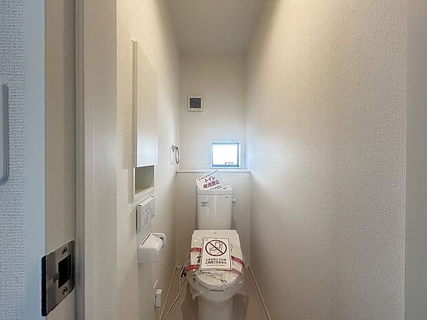 ウォシュレット機能付き。憩いの場としてひそかに注目度の高いお手洗いにもご注目ください。 