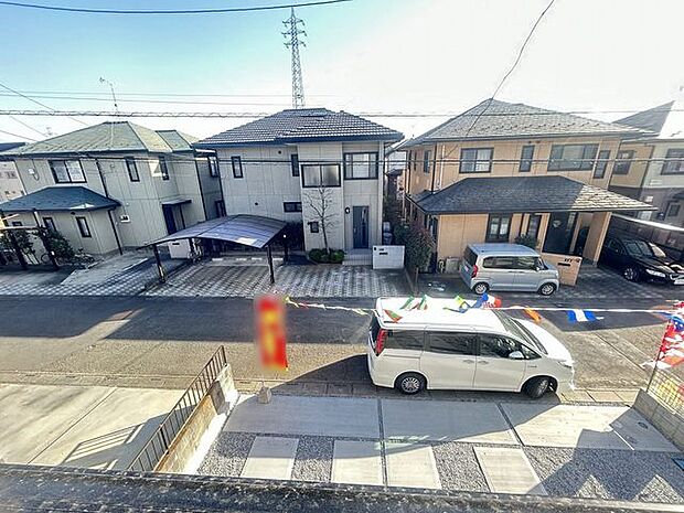 前面の住まいとの距離感があるから、圧迫感を感じません。 