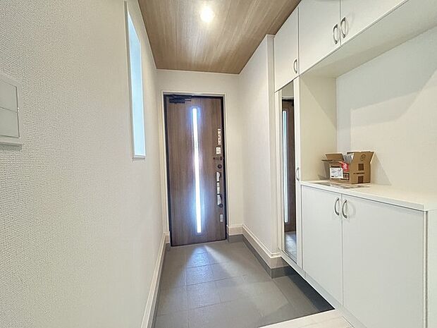 玄関は家の顔でもあります。広いと気持ちがいいですね！ 