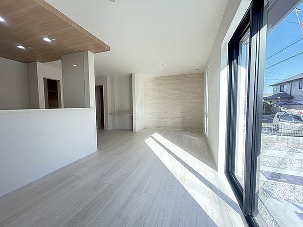 南側に大きな窓を配置、明るいリビングが出来ました。 