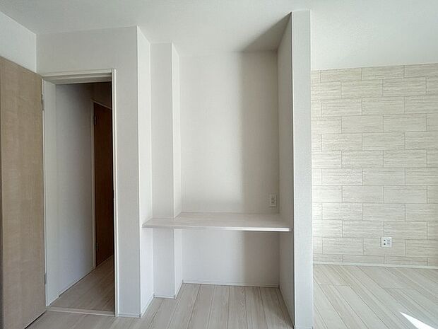 勉強や宿題をリビングでやりやすい動線設計。本棚にも応用可能なカウンター付き。 