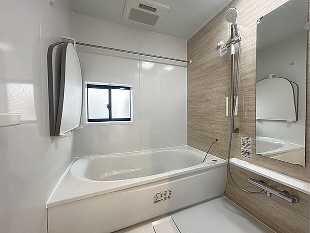 広々1坪タイプのゆったり浴室ユニット。是非、足を伸ばして入って欲しい。疲れの取れ方が違うかも。防カビ・抗菌素材なのもうれしい。 