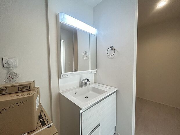 三面鏡を採用した洗面化粧台。鏡の裏にも収納スペースがあります。 