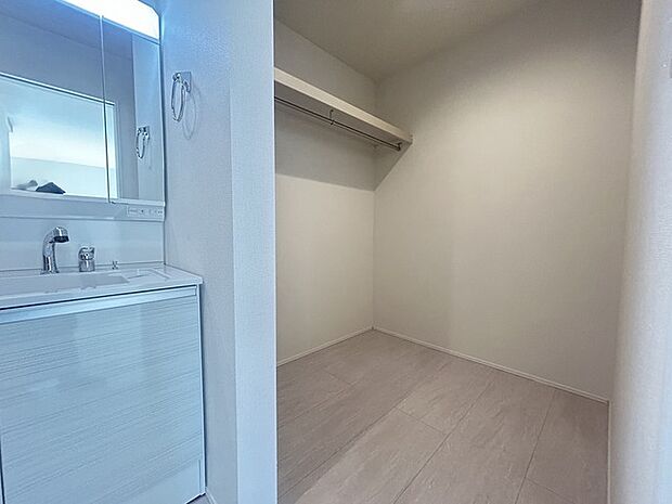 収納上手さんの御用達、大型ウォークインクローゼット。