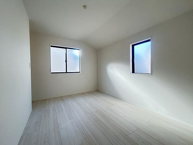 こちらの洋室は誰にも使いやすいサイズ感