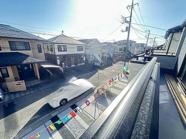 前面の住まいとの距離感があるから、圧迫感を感じません。 