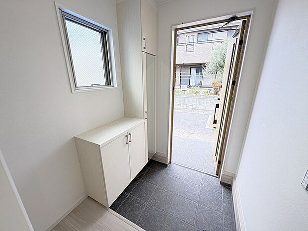 シンプルなデザインの玄関収納。 