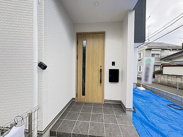 この扉を開けると、新築の木の匂いが待ってます。 