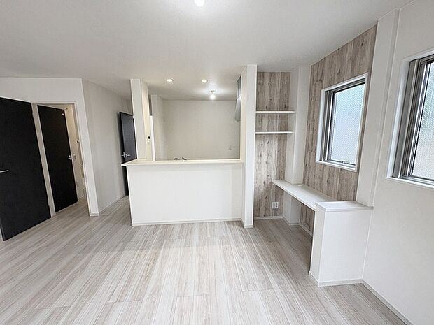 勉強や宿題をリビングでやりやすい動線設計。本棚にも応用可能なカウンター付き。 