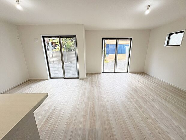 ご家族みんながゆったりくつろげる広々リビング。 