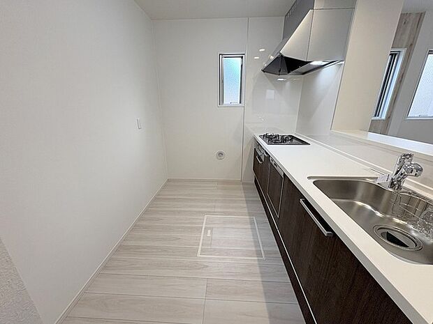 リビングで遊ぶお子様を見守りながらお料理ができる、対面キッチン。 