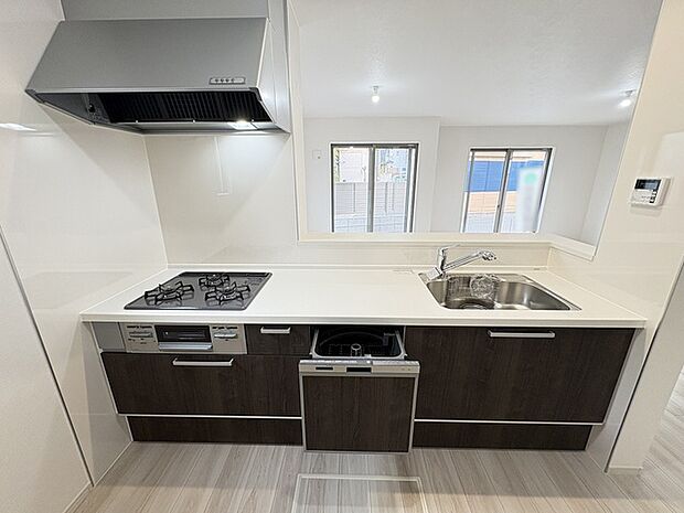 料理をしながらでも、ご家族との会話を楽しめる対面キッチン。 