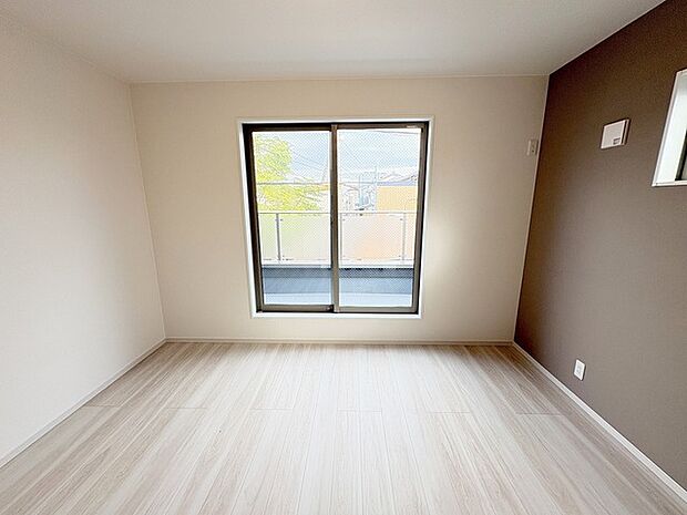 ベースカラーと異なった配色の壁紙を使用。ちょっとお部屋の雰囲気が変わります。 