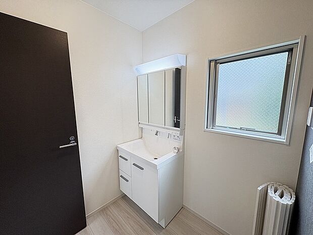 たっぷりの収納を設けたシャワー付洗面台で快適な暮らし。 