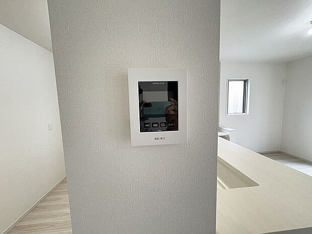 来客が一目で分かるカラーモニターインターフォン付き。 