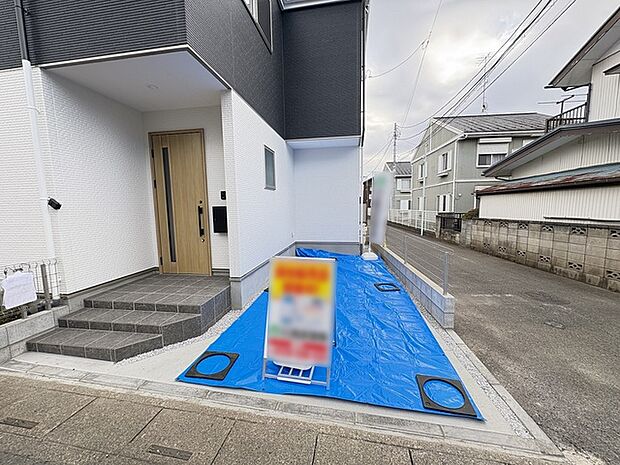 マイカースペースを1台分確保。現地で車幅と共にご確認ください。