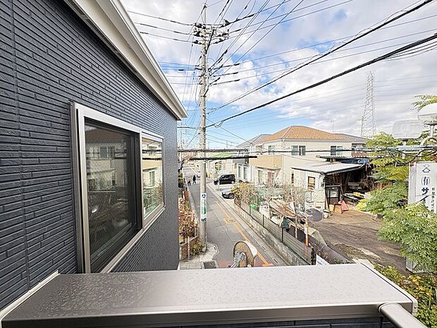 車通りの少ない閑静な住宅地、のびのびした子育てに適します。 