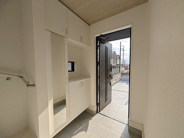 玄関を開けたらシューズボックス、使いやすい配置です。