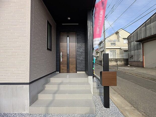 ポーチのついた新築分譲物件。玄関の印象はいかがでしょうか？入口からご覧ください。 