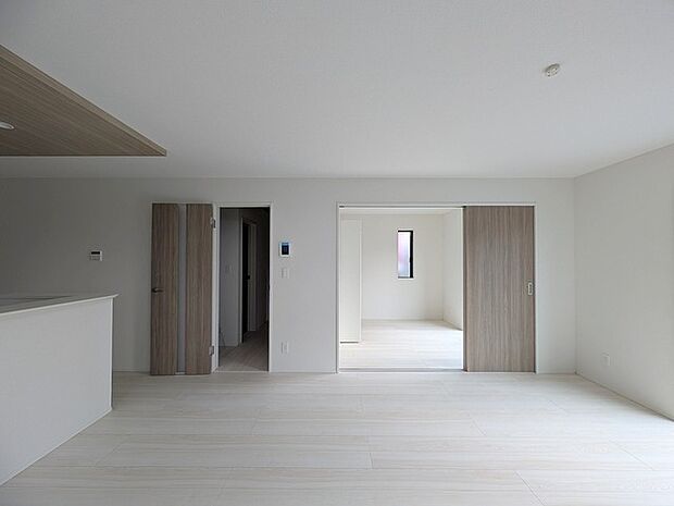 ＬＤＫ＋隣接洋室、開放すれば広々空間に。おもてなしスペースにもどうぞ。 