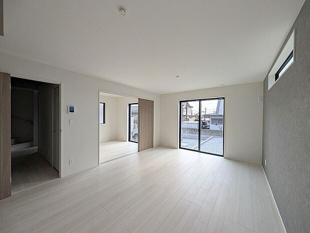 南側に大きな窓を配置、明るいリビングが出来ました。 