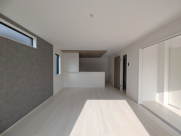 ご家族みんながゆったりくつろげる広々リビング。 