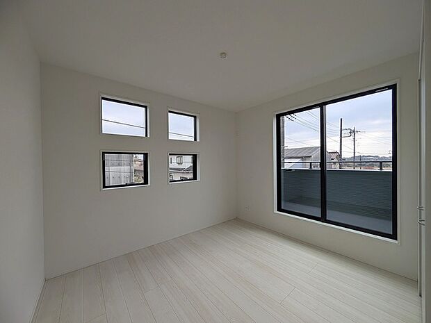 広々バルコニーから、たっぷり太陽の恵みが得られます。 