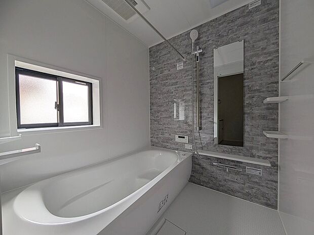 広々1坪タイプのゆったり浴室ユニットは半身浴もゆっくり楽しめるベンチバス仕様。防カビ・抗菌素材なのもうれしい。