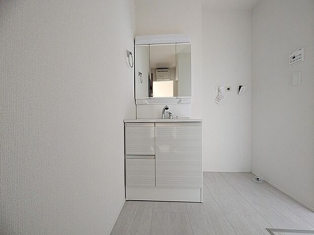 三面鏡を採用した洗面化粧台。鏡の裏にも収納スペースがあります。