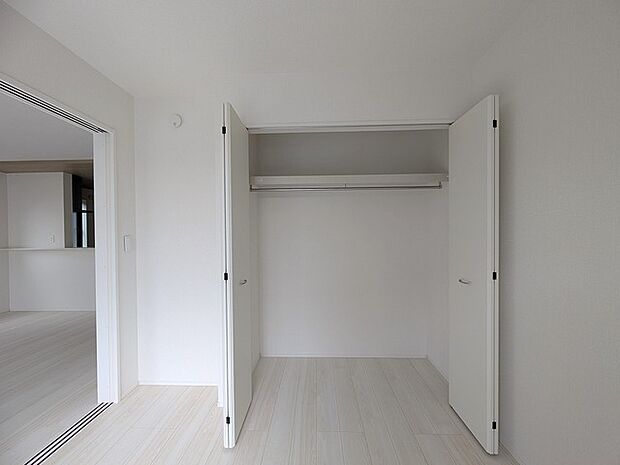 たっぷりの収納スペースで快適に暮らせそう。