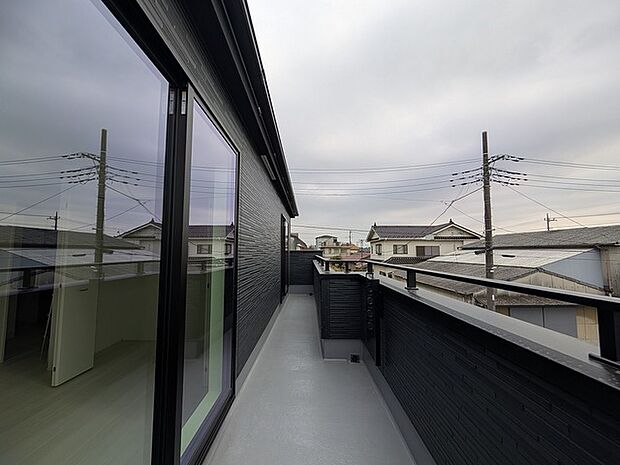 ゆとりの広さを確保したバルコニー。お布団を干すのも、この広さならラクラク。 