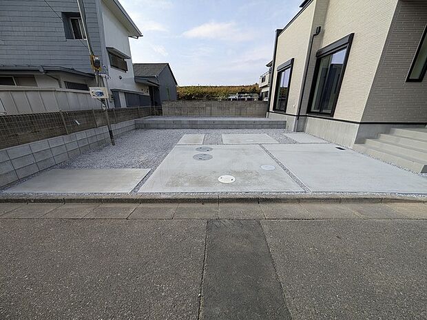 並列2台駐車可能な、ゆとりのカースペースがここに。 