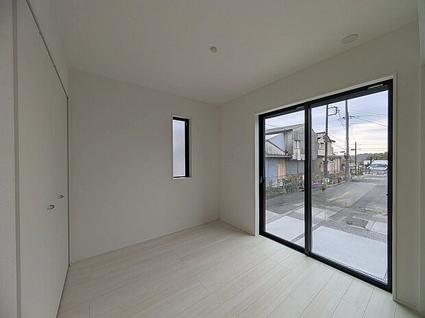 南向きの大きな窓から、たっぷりの陽射しが射し込みますね。