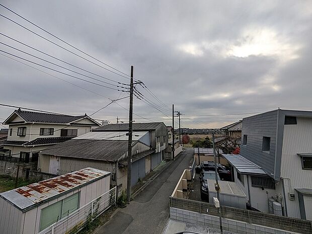 前面の住まいとの距離感があるから、圧迫感を感じません。