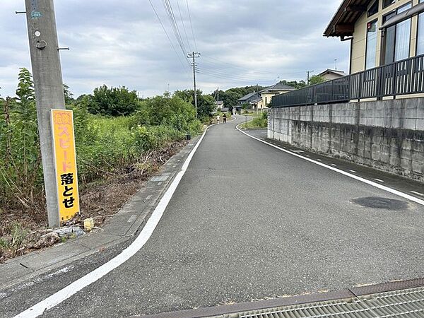 車通りの少ない閑静な住宅地、のびのびした子育てに適します。