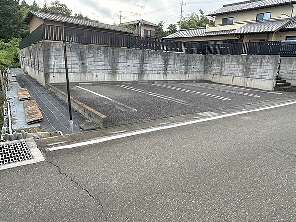 駐車場は停めやすい広さで3台可、家庭菜園も楽しめる。敷地のびのび約〇坪。