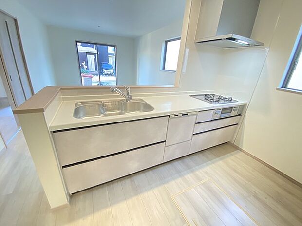 リビングで遊ぶお子様を見守りながらお料理ができる、対面キッチン。 