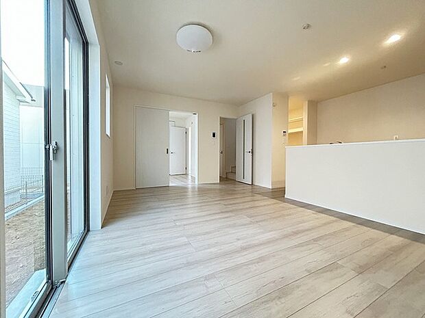 ご家族みんながゆったりくつろげる広々リビング。 