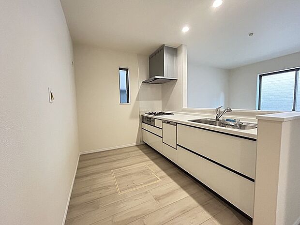 対面タイプなら、キッチン内にいながらご家族やお客様との会話が楽しめます。 