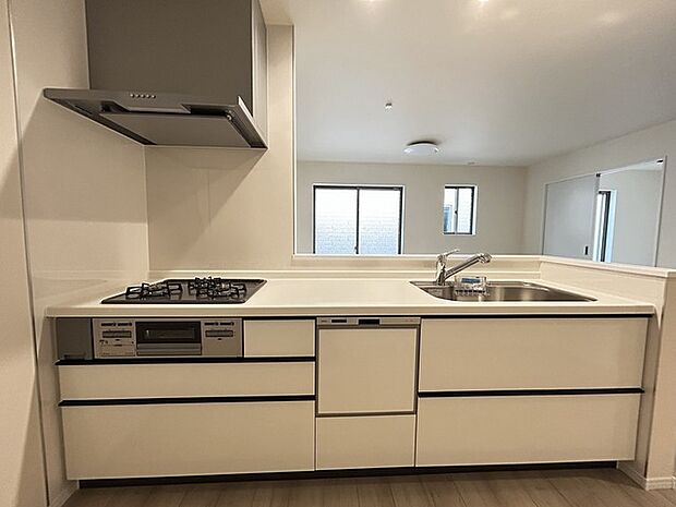 キッチンにも清潔感を追求。白亜の台所でお料理を存分に楽しんでください。 